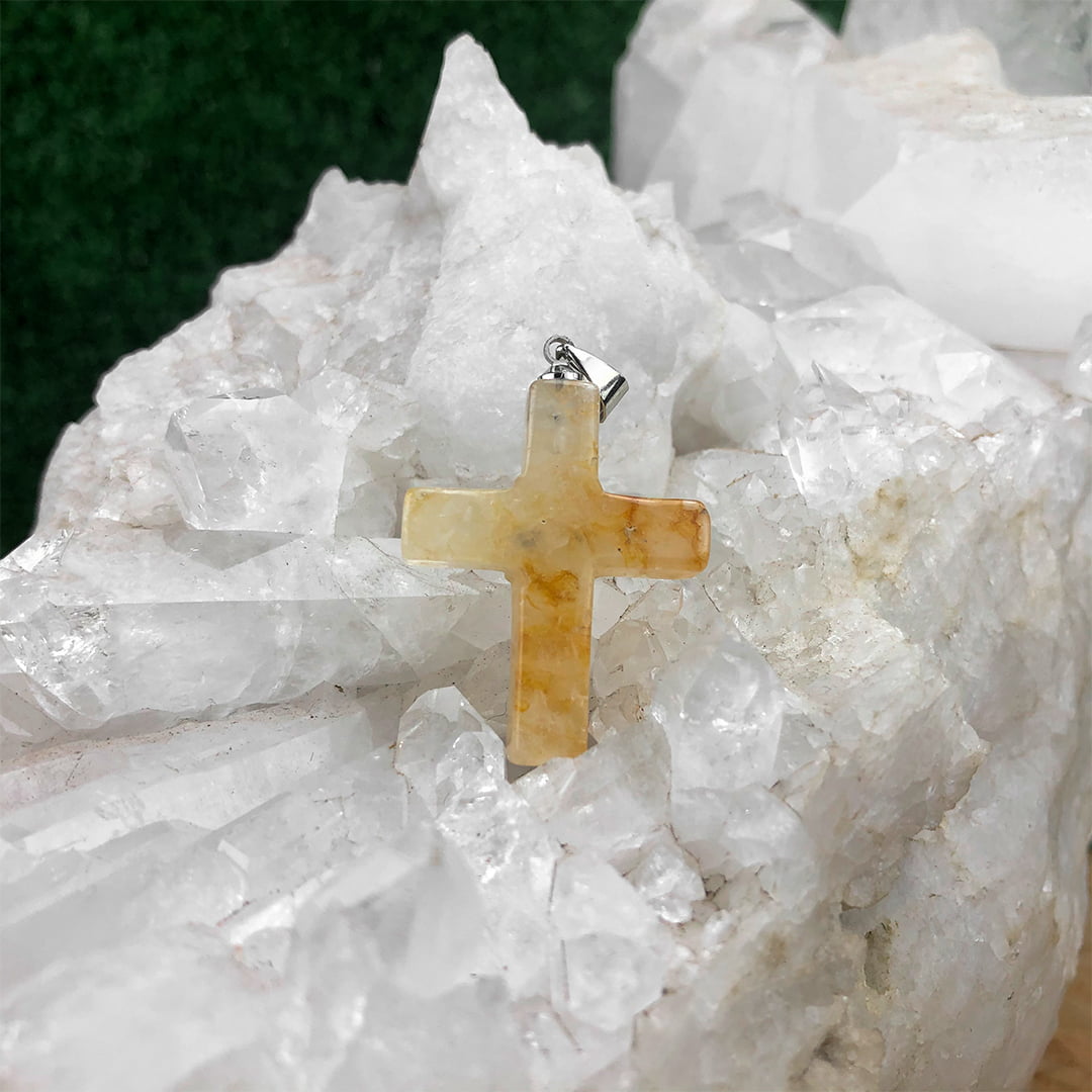 Pingente de Pedra Quartzo Hematóide Crucifixo - Helena Cristais  