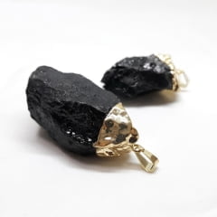 Pingente de Pedra Turmalina Negra Bruta Dourado